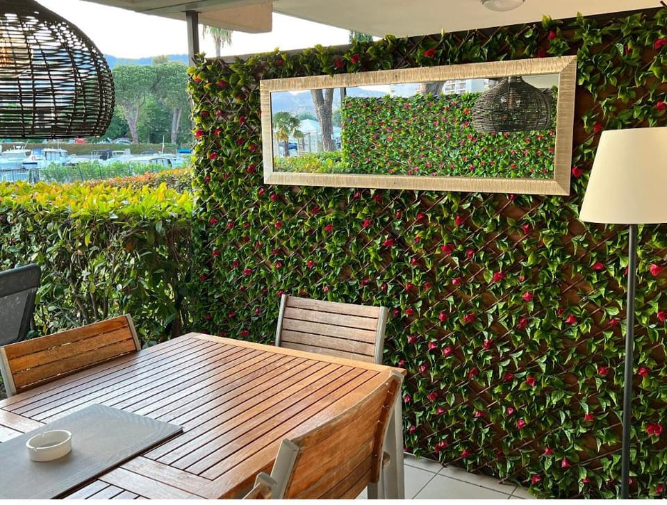 Luxurious two bedroom garden apartment with stunning Cannes Marina views Apartment in Mandelieu-La Napoule