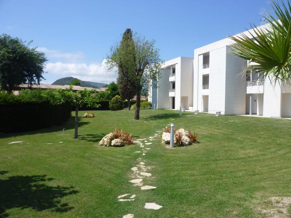 Luxurious two bedroom garden apartment with stunning Cannes Marina views Apartment in Mandelieu-La Napoule