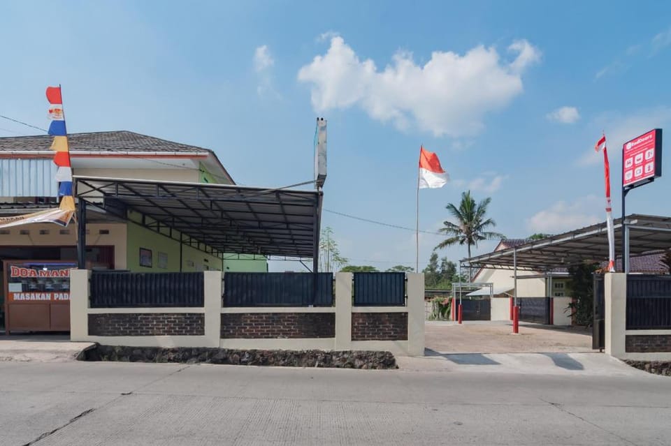 RedDoorz Syariah near Tugu Pandanwangi Cianjur Hotel in West Java