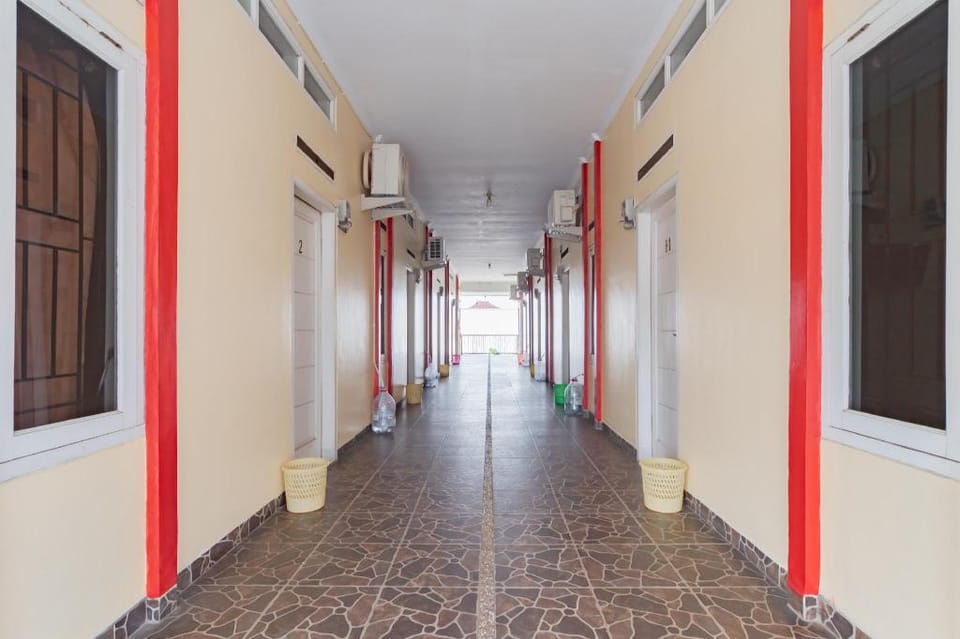 RedDoorz Syariah near Tugu Pandanwangi Cianjur Hotel in West Java