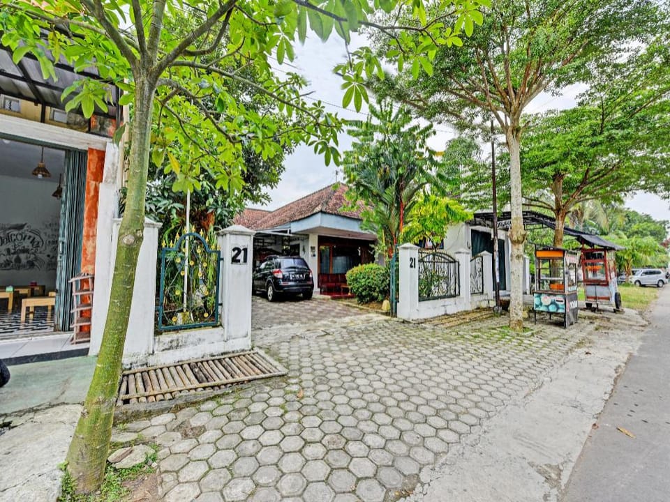 SPOT ON 91372 Wisma Bulin Hotel in Indonesia