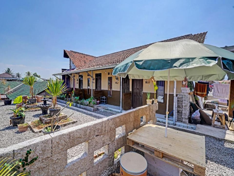 SPOT ON 91425 Mekargalih Homestay Syariah Hotel in West Java