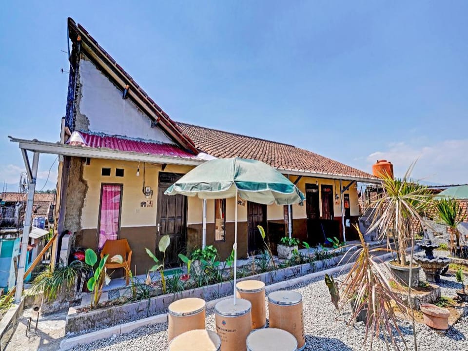SPOT ON 91425 Mekargalih Homestay Syariah Hotel in West Java