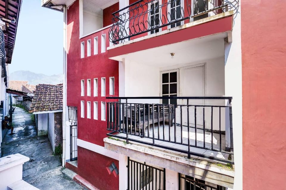 SPOT ON 91386 De Jawara Homestay Syariah Hotel in West Java