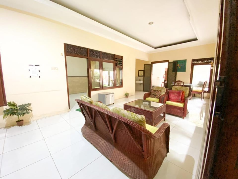 Homey Guesthouse near Sby Zoo (Syariah) Hotel in Surabaya