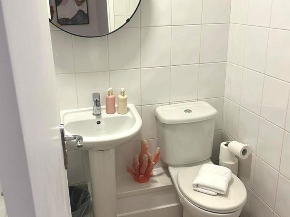 Urban Chic 4Bed&2Bath Flat w/ FREE Wi-Fi & Parking Apartment in London