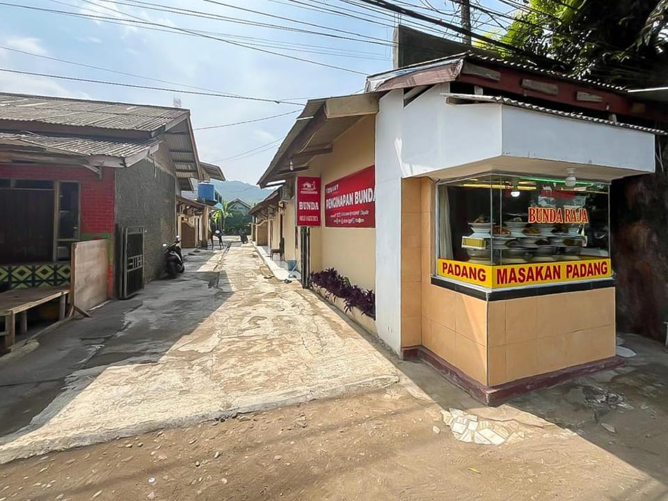 RedDoorz @ Penginapan Bunda Hotel in West Java
