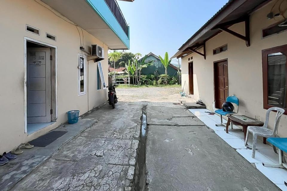 RedDoorz @ Penginapan Bunda Hotel in West Java