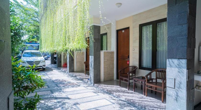 RedDoorz Plus Syariah @ Jalan Dokter Wahidin Bojonegoro Hotel in East Java
