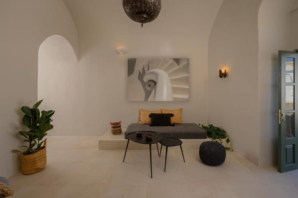Elements Cave Suites Apartment hotel in Santorini