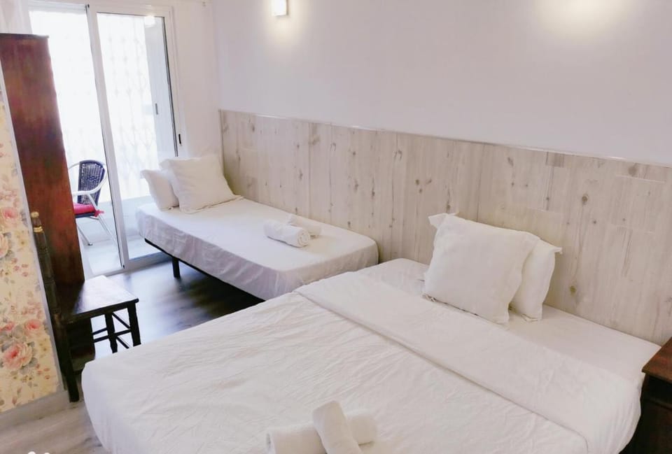 Barcelona CoronaHostal Bed and Breakfast in Badalona