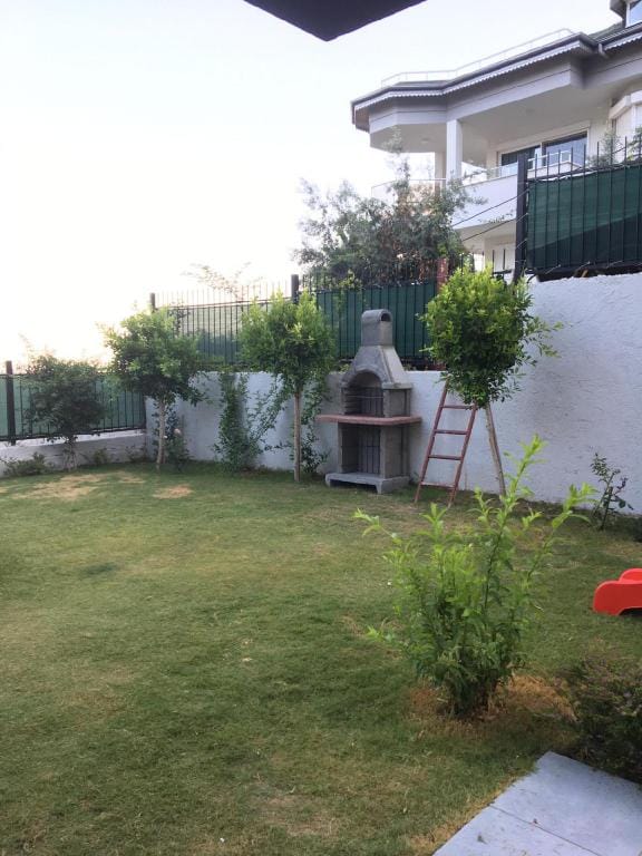 otopark, bahce, barbeku olanağı buyuk  bir havuzu  Villa in Alanya