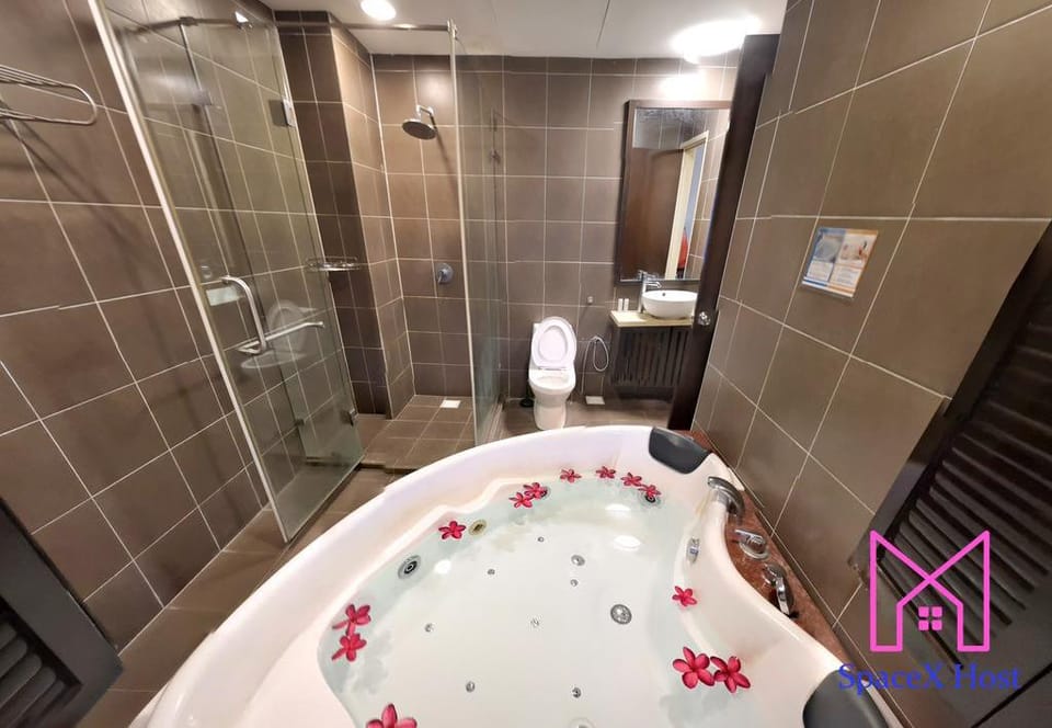 Honeymoon Jacuzzi Suite Gold Coast Morib By SpaceX Apartment in Selangor, Malaysia