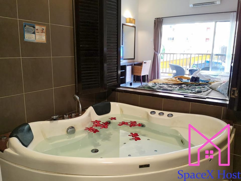 Honeymoon Jacuzzi Suite Gold Coast Morib By SpaceX Apartment in Selangor, Malaysia