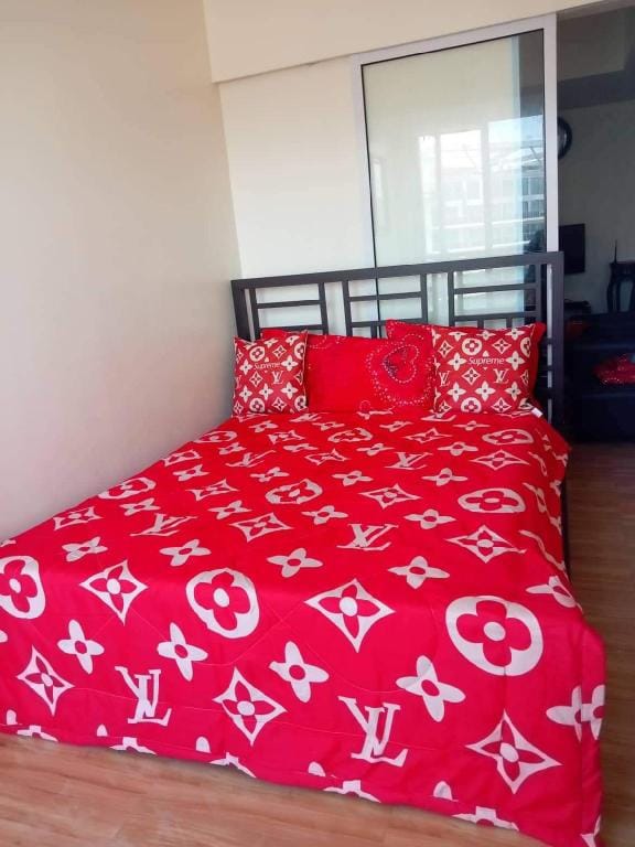 Azure Tropez 1702 -Paris Hilton Condominiums Apartment in Paranaque