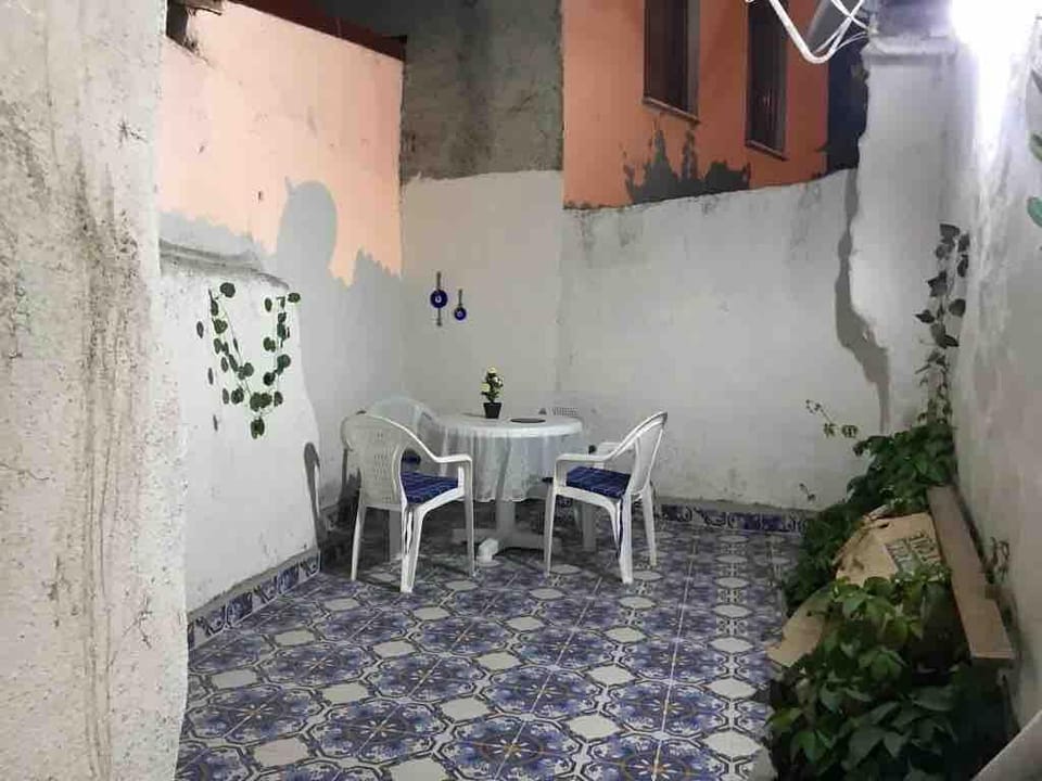 MERKEZDE 3 KATLI BAHÇELİ RUM EVİ Vacation rental in İzmir Province