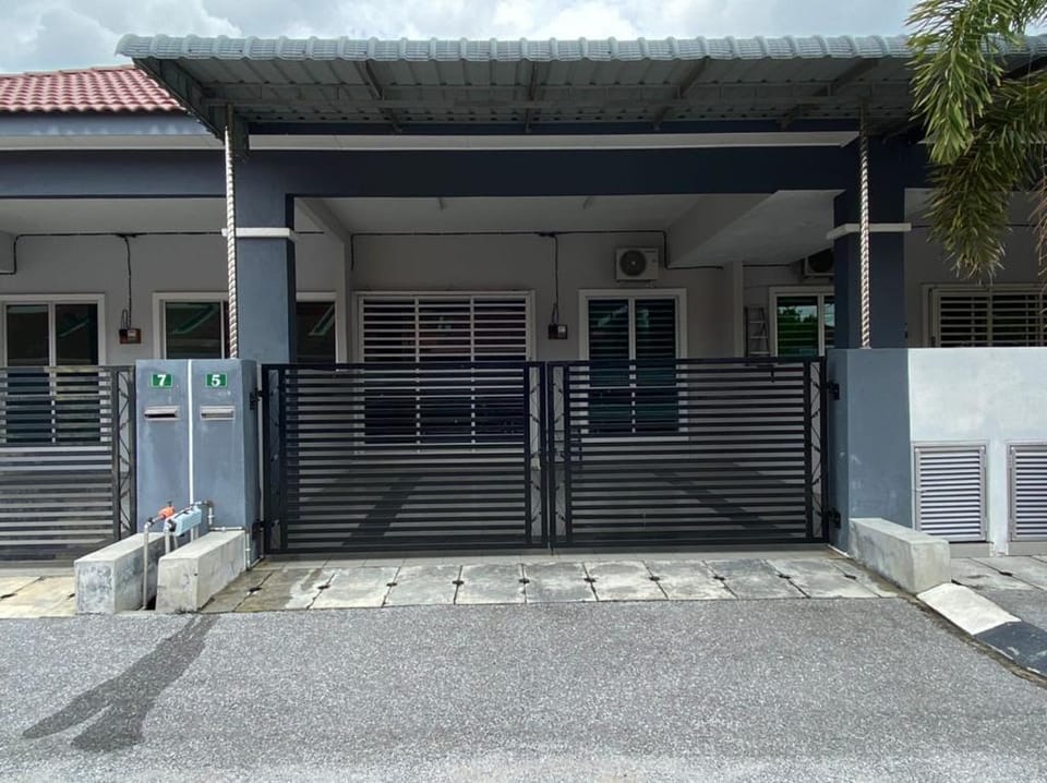 Homestay AZ Mesra (Muslim Only) Vacation rental in Perak Tengah District