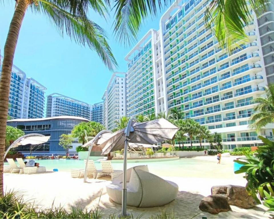 Azure 1BR Condo w/ Beach pool Access near Airport Apartment in Paranaque