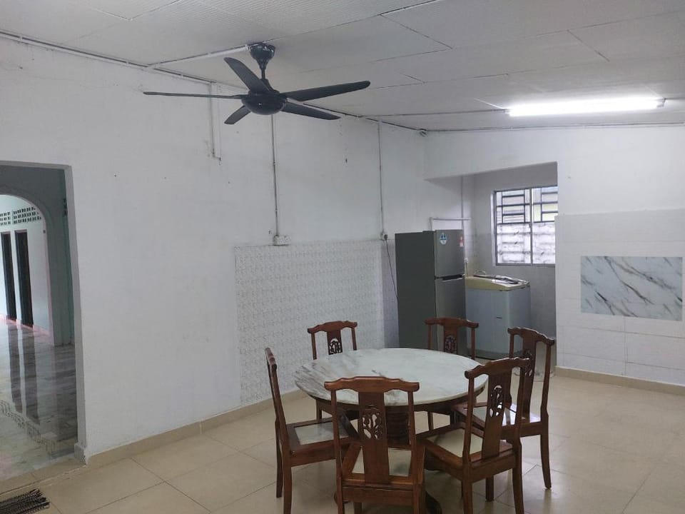 Kluang Rose Homestay - No 82, Lorong 3, Vacation rental in Johor