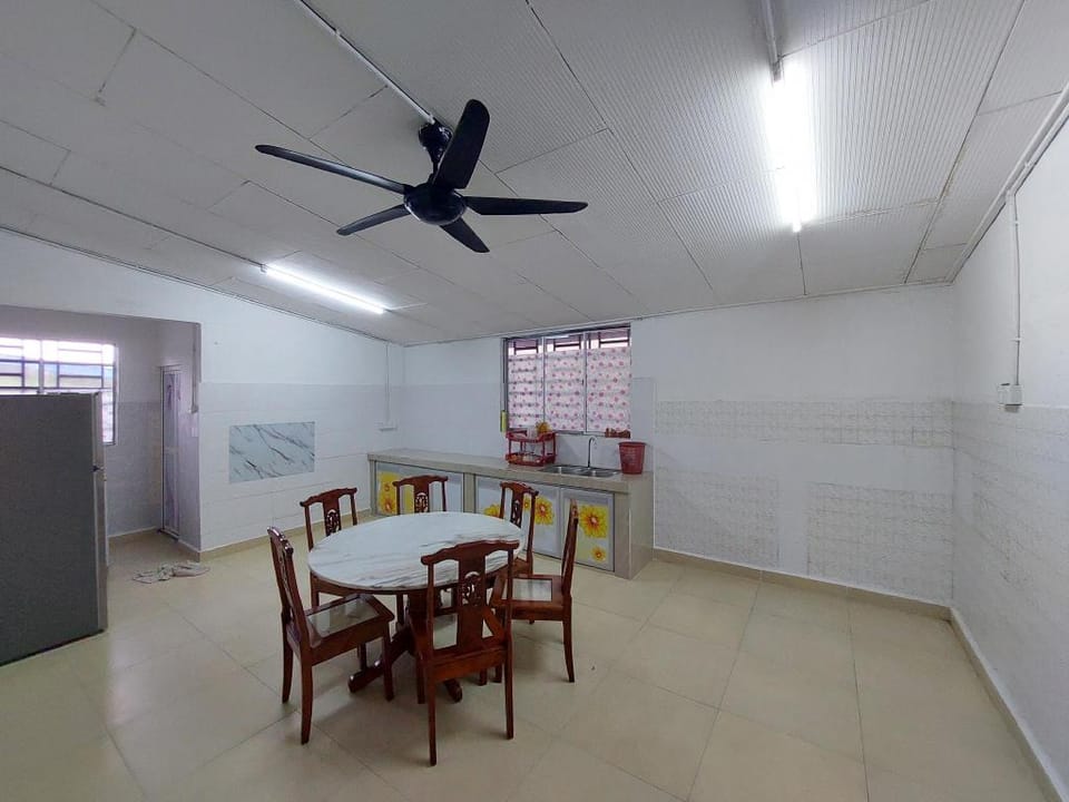 Kluang Rose Homestay - No 82, Lorong 3, Vacation rental in Johor