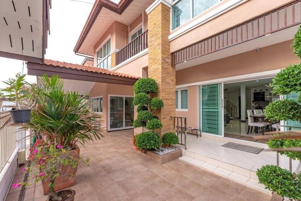 Luxury Stay in Thepprasit Pattaya near Beach Villa in Pattaya City