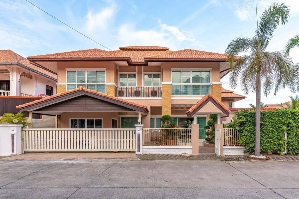 Luxury Stay in Thepprasit Pattaya near Beach Villa in Pattaya City