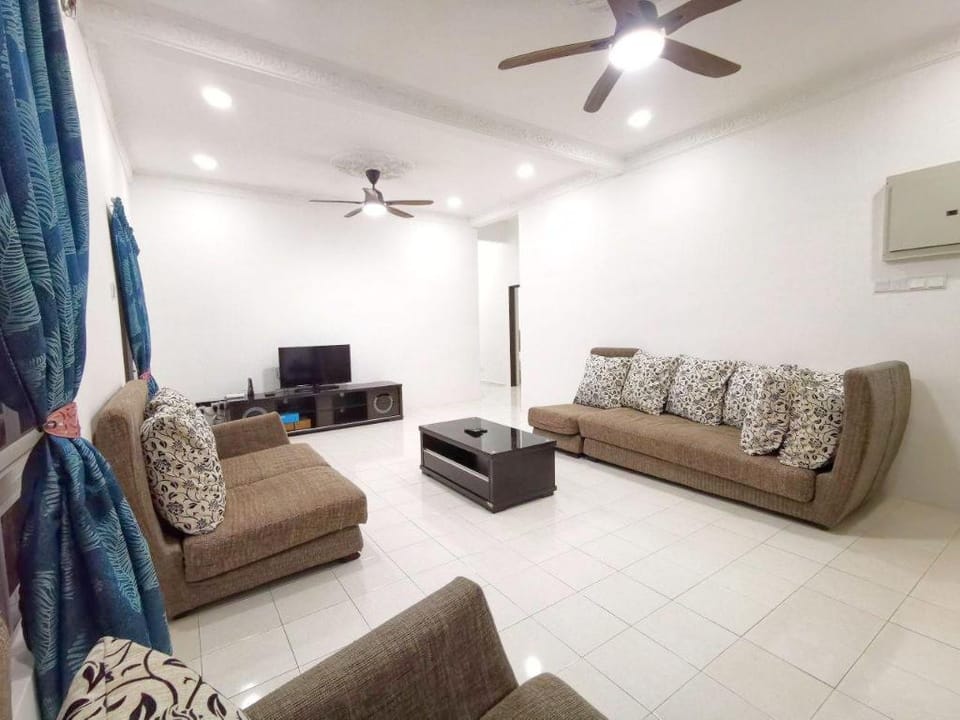 Cozy Spacious House near beach at Kuantan. Vacation rental in Terengganu, Malaysia