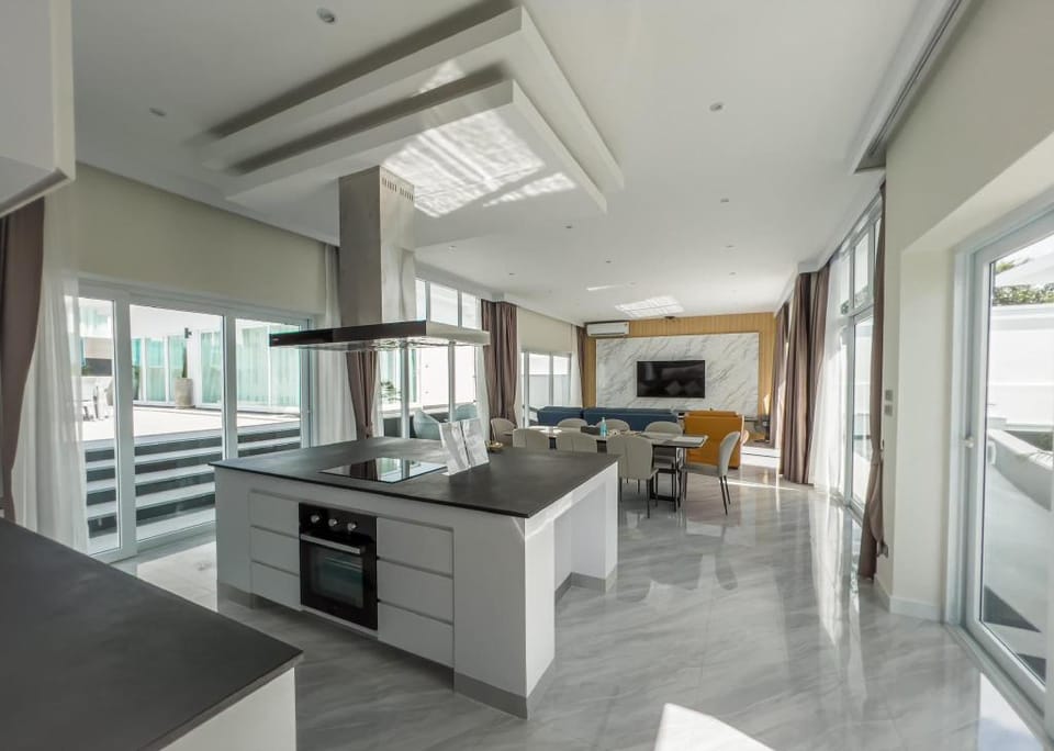 Deluxe Sunset View Jacuzzi Pool Villa H.529 7BR Villa in Pattaya City