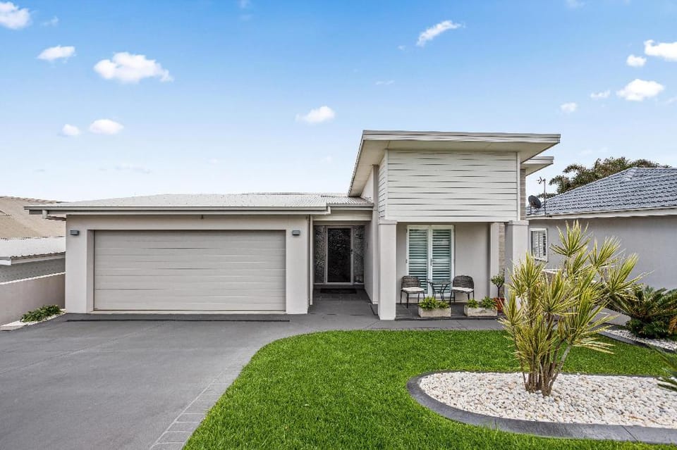 Beachside 4 Bedroom Luxury Home Vacation rental in Wollongong