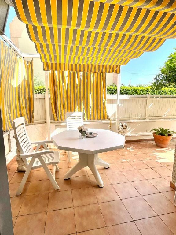 Bajo esquinero con piscina Zona Playa (No pueblo) Vacation rental in Torredembarra