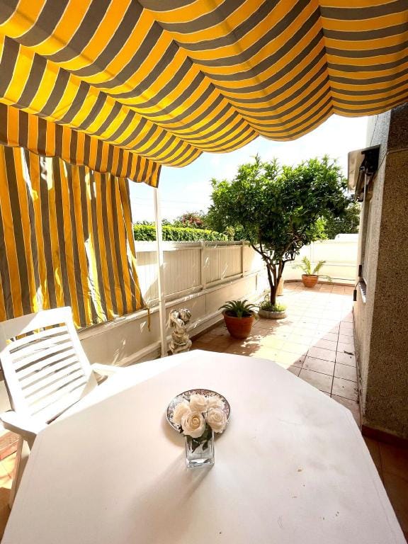 Bajo esquinero con piscina Zona Playa (No pueblo) Vacation rental in Torredembarra
