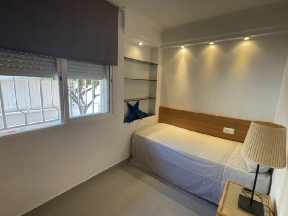 Bajo esquinero con piscina Zona Playa (No pueblo) Vacation rental in Torredembarra