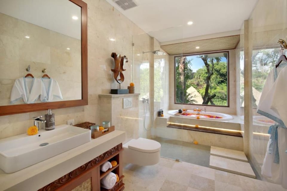 Luxury resort with Public Infinity Pool Villa in Tampaksiring