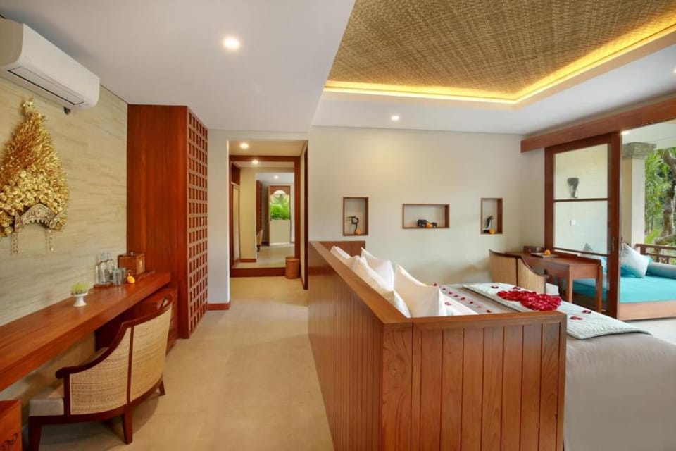 Luxury resort with Public Infinity Pool Villa in Tampaksiring
