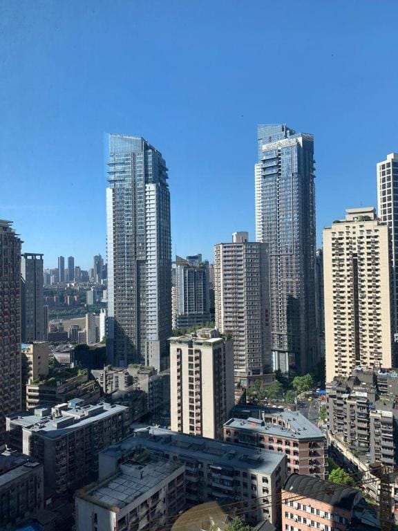 X解放碑小羽家民宿/地铁口/距洪崖洞500米/高层阔景/L型落地窗/近十八梯/山城巷/长江索道 Apartment in China