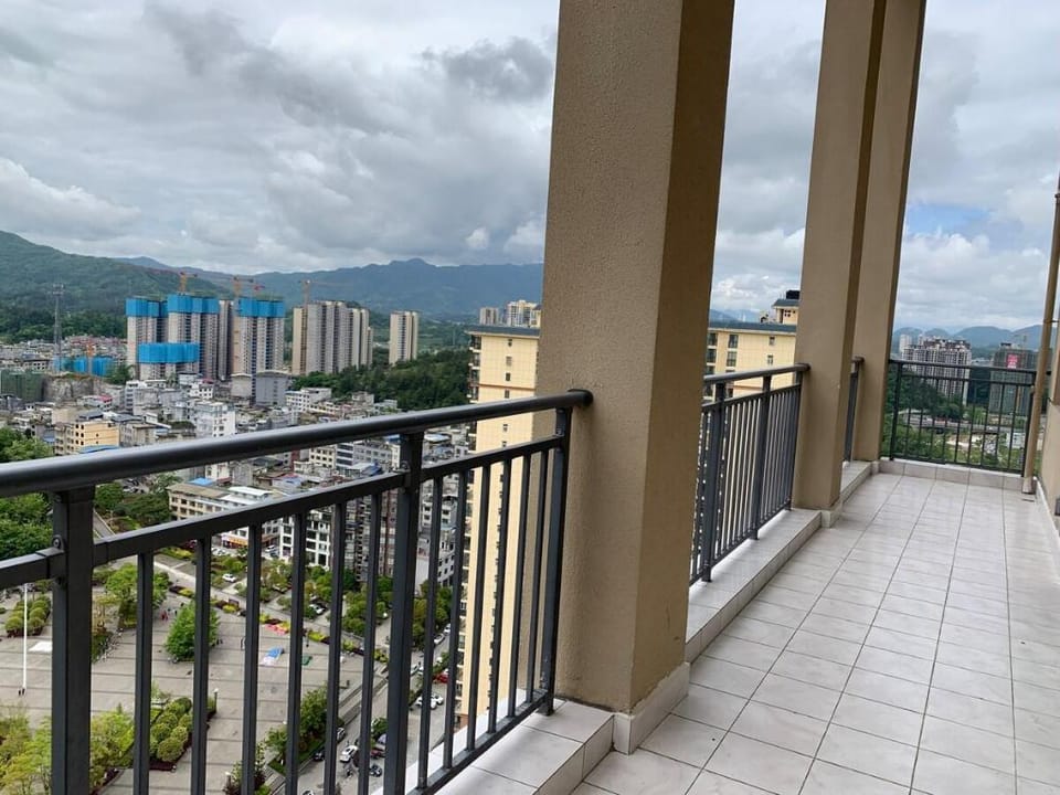LICHUANRNSHI利川高铁站600米市中心首位豪宅顶层复式五房无遮拦风景深圳业主五星品质 Vacation rental in Hubei