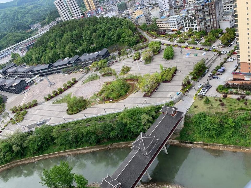 LICHUANRNSHI利川高铁站600米市中心首位豪宅顶层复式五房无遮拦风景深圳业主五星品质 Vacation rental in Hubei