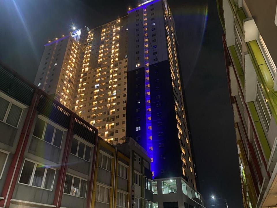 IR Residential Suite w/ Netflix , Disney & Wi-Fi ! Apartment in Bandung
