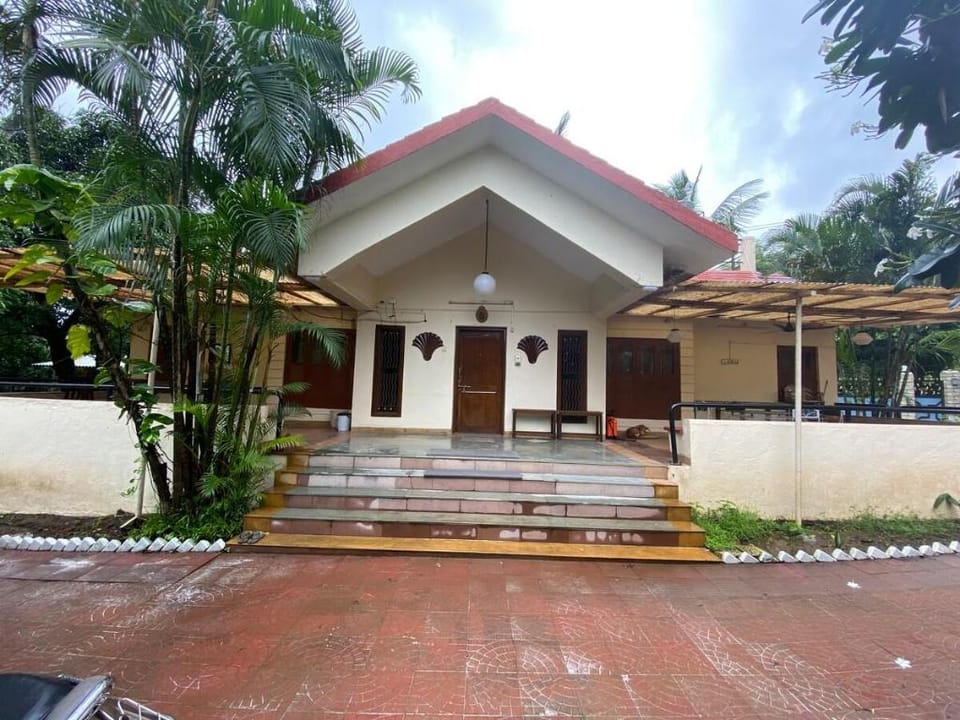 Quaint 2 Bedroom Bungalow With a Lawn Vacation rental in Maharashtra