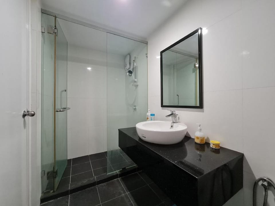 Maritime Luxury Duplex By the Sea 2Bedroom 6-10Pax Apartment in George Town