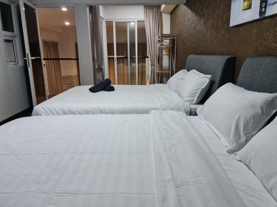 Maritime Luxury Duplex By the Sea 2Bedroom 6-10Pax Apartment in George Town