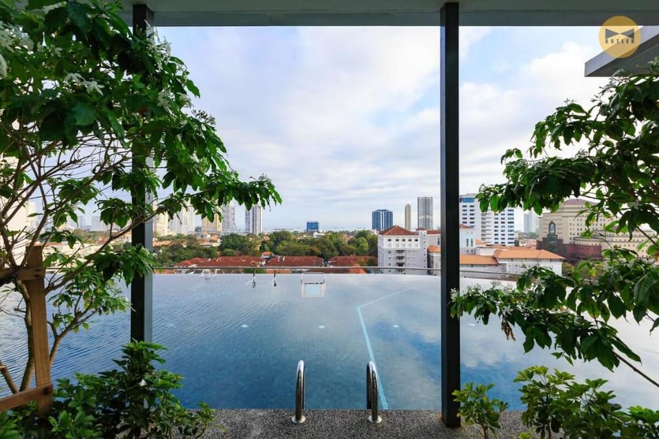 TOP FLOOR Navy Studio •WiFi •Town •FoodHunt Apartment in George Town