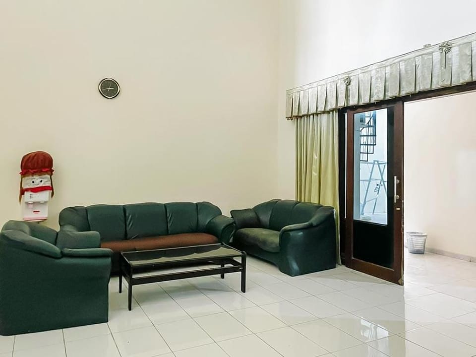 Calvebre House Syariah near Lenmarc Mall Surabaya RedPartner Hotel in Surabaya