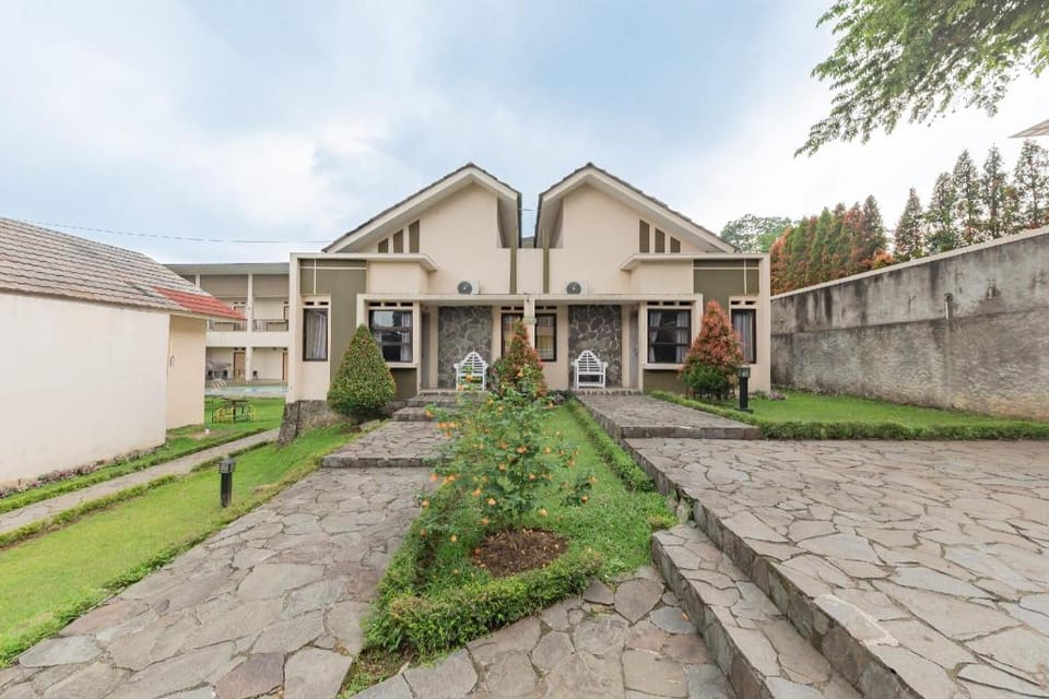 Cottage Griya Inkoppabri Mitra RedDoorz Hotel in Cisarua