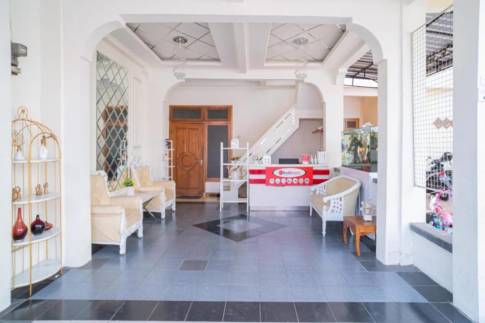 RedDoorz Syariah @ Aura Homestay Hotel in East Java