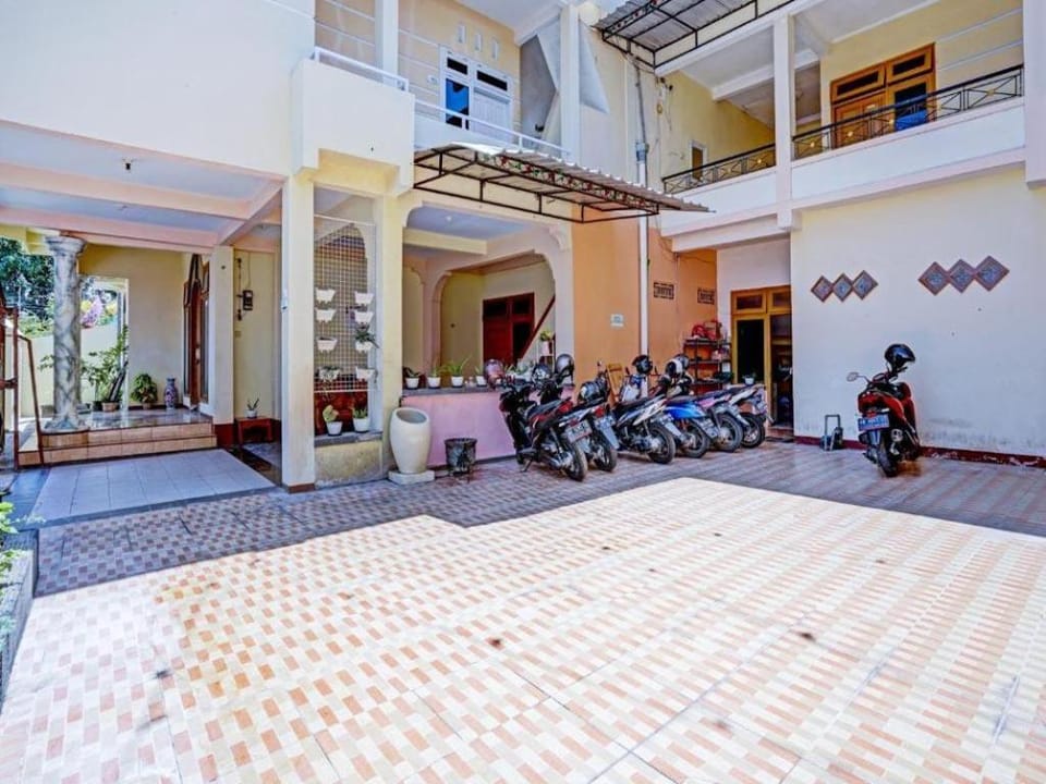 RedDoorz Syariah @ Aura Homestay Hotel in East Java