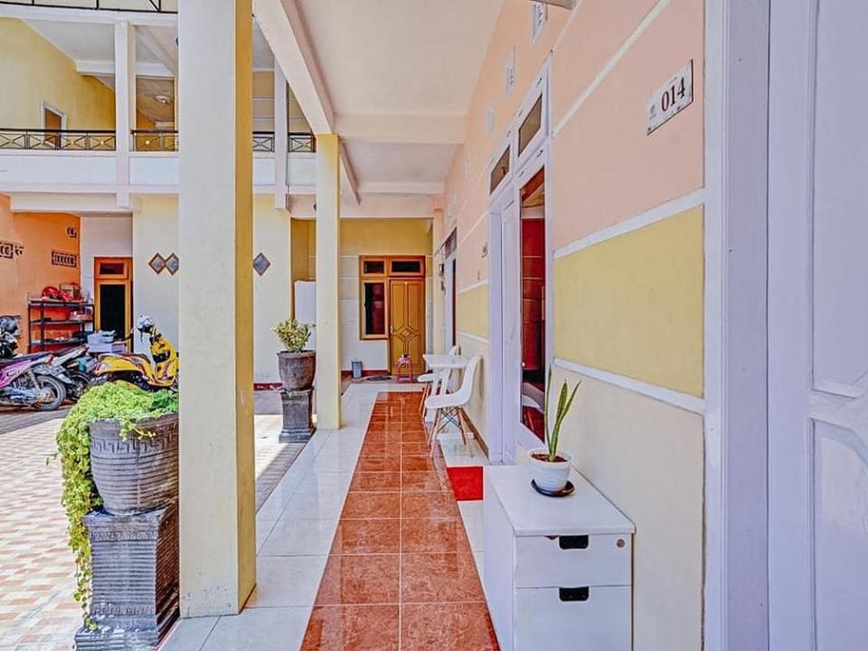 RedDoorz Syariah @ Aura Homestay Hotel in East Java
