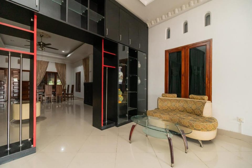 RedDoorz Syariah near Universitas Putra Indonesia Padang Hotel in Padang