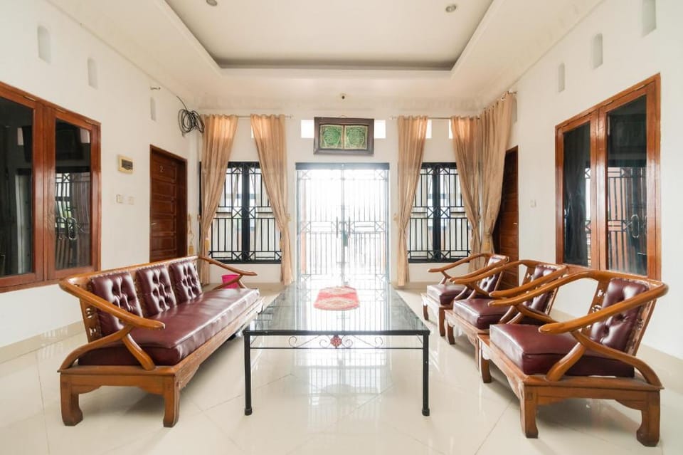 RedDoorz Syariah near Universitas Putra Indonesia Padang Hotel in Padang