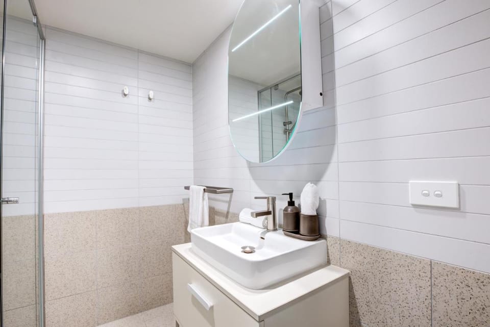 The Hamptons - Lux 2 Bed 2 Bath, Pool - Central Location Apartment in Canberra